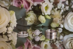 13-wedding-rings-bridal-bouquet